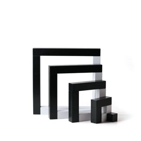 Angular black/white Construction toy