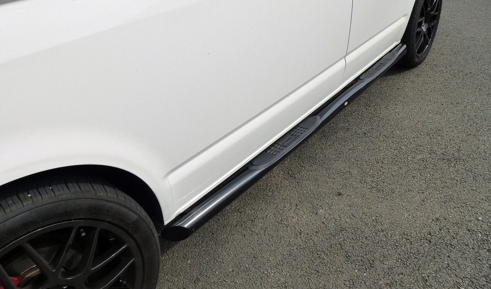 Black Powder Coated Steel Side Bars with Pads for Volkswagen Transporter T5 SWB