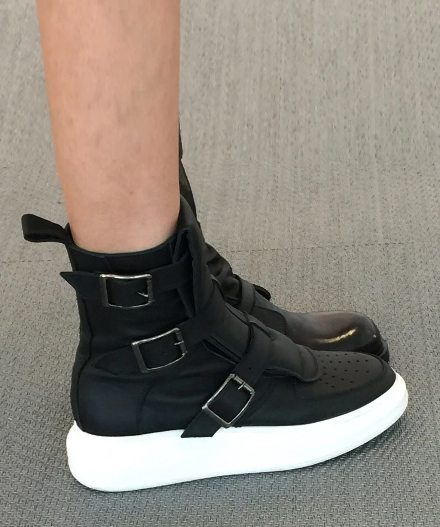 ES Buckle High-Top Sneakers, Black