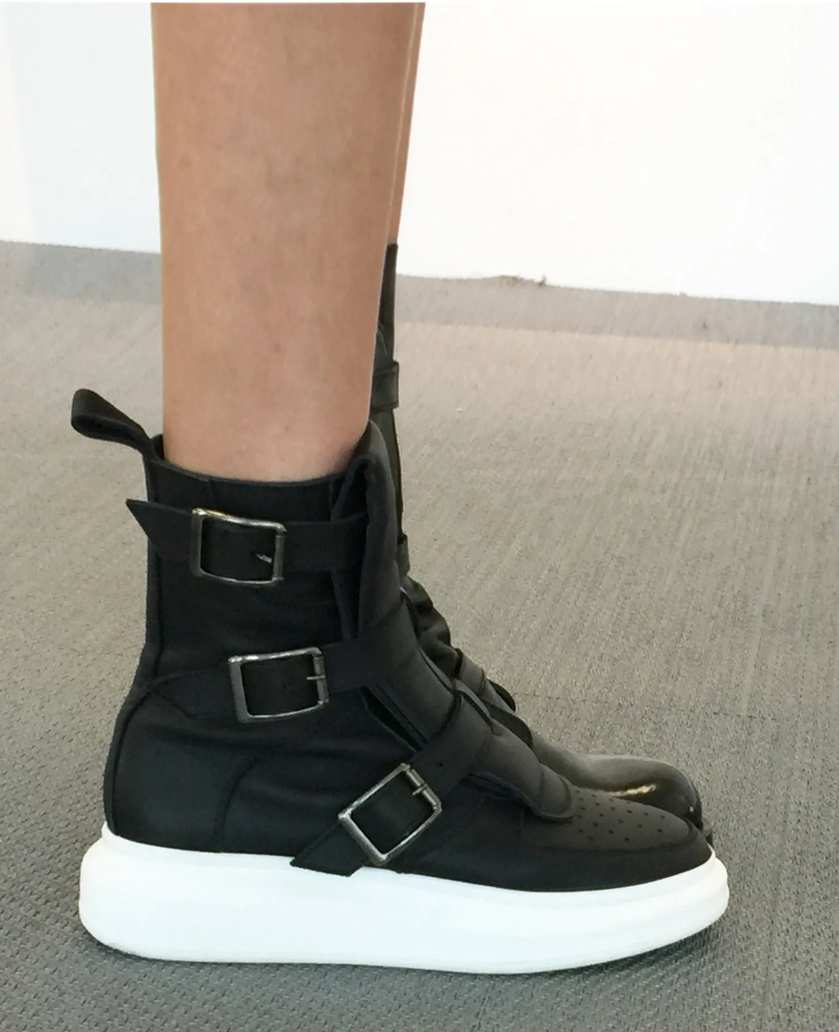 ES Buckle High-Top Sneakers, Black