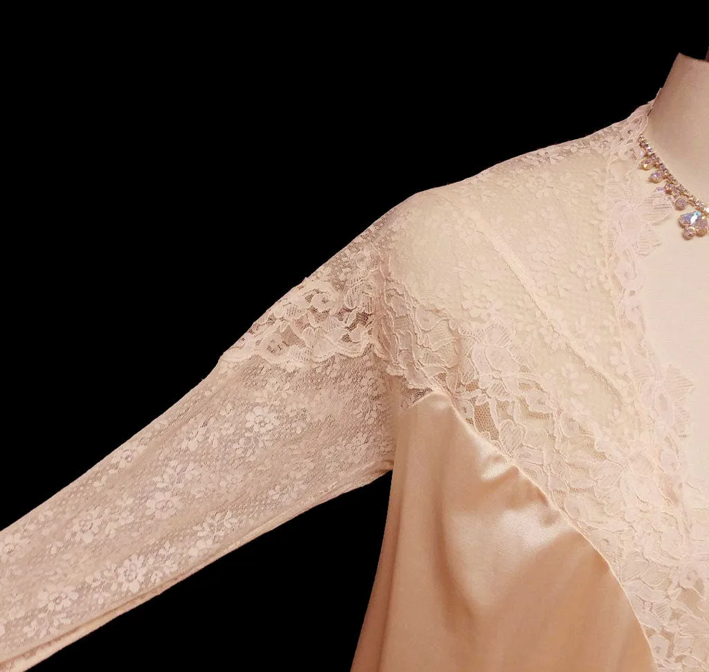 *GORGEOUS VINTAGE GLYDONS LACE & APPLIQUE PEIGNOIR WITH ALL LACE NIGHTGOWN SET IN PEACH ELEGANCE